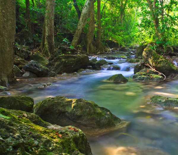 Vodopád a potok v lese Kanjanaburi — Stock fotografie