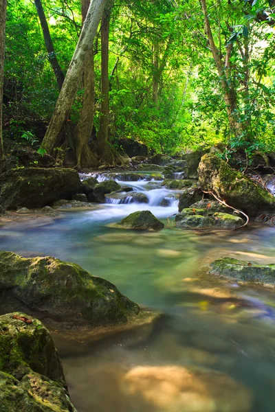 Vattenfall och ström i skogen Kanjanaburi — Stockfoto