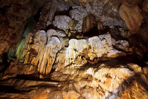 Grotte étroite majestueuse en Thaïlande — Photo