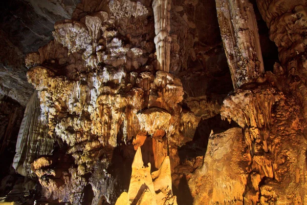 Gruta Estreita Majestosa na Tailândia — Fotografia de Stock