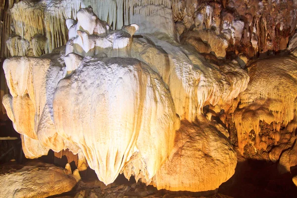 Grotte étroite majestueuse en Thaïlande — Photo