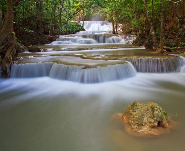 Cascada y arroyo en el bosque Kanjanaburi —  Fotos de Stock