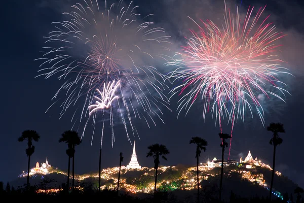 Hermosos fuegos artificiales en la provincia de Phetchaburi — Foto de Stock