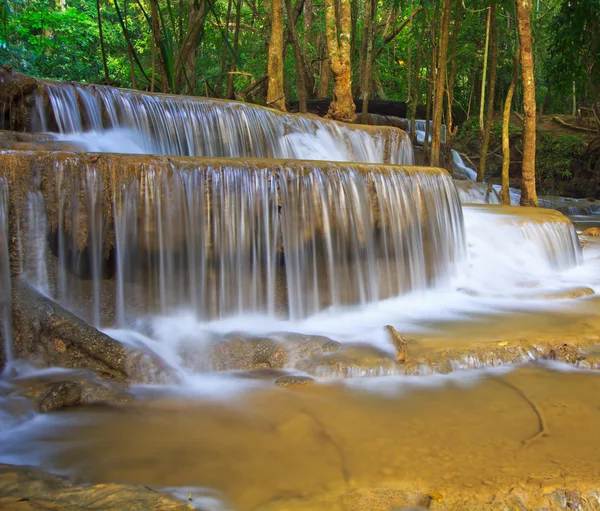Vattenfall och ström i skogen Kanjanaburi — Stockfoto