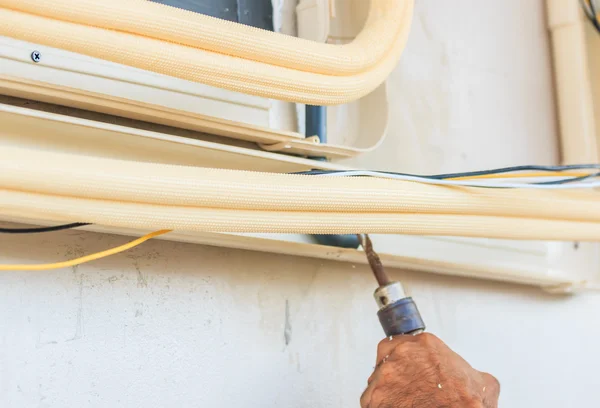Técnico instalar aire acondicionado — Foto de Stock