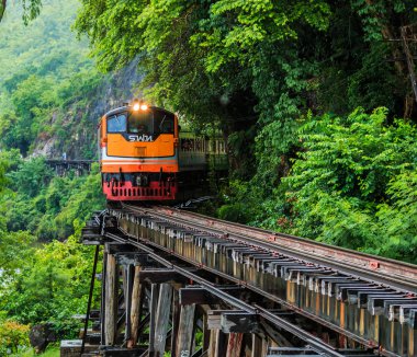Tren sürmek Burma üzerinde 