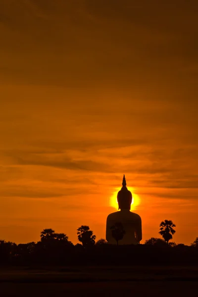 Grande statue de bouddha au coucher du soleil — Photo