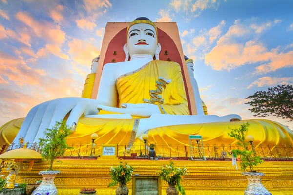 Kyaikpun Buddha i Bago — Stockfoto