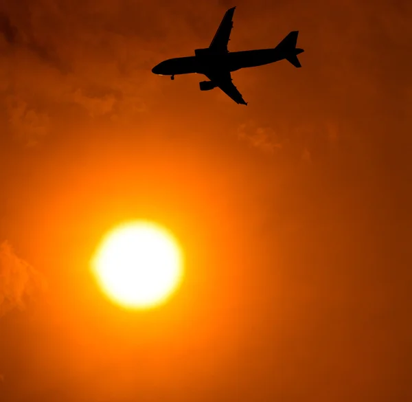 Günbatımı üzerinde uçan uçak — Stok fotoğraf