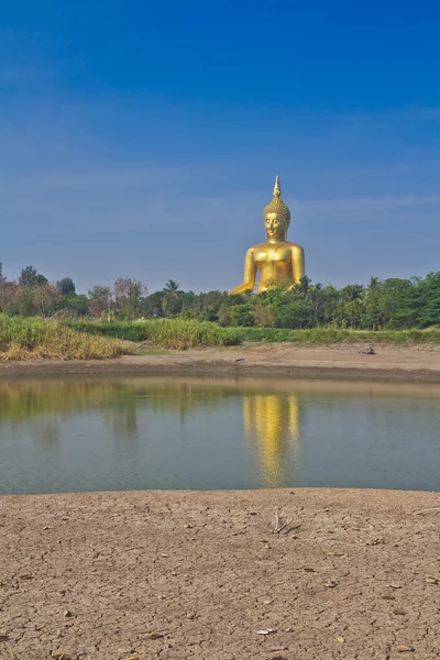 Złoty duży posąg Buddy — Zdjęcie stockowe