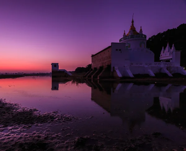 Landmark tempel waterkant — Stockfoto