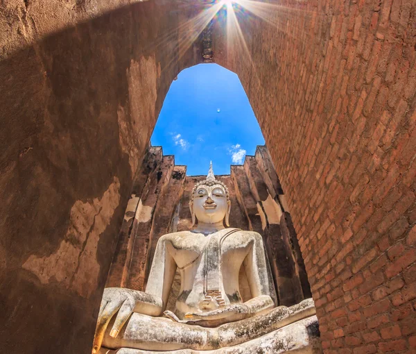 Vecchio Buddha nella città vecchia — Foto Stock