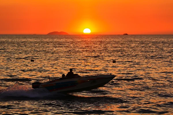 夜の海でボートします。 — ストック写真