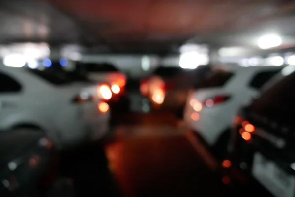 Estacionamiento desenfocado con coches —  Fotos de Stock