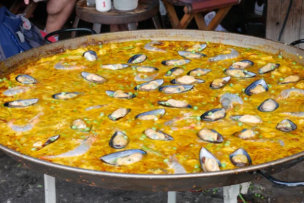 Paella de mariscos en sartén — Foto de Stock