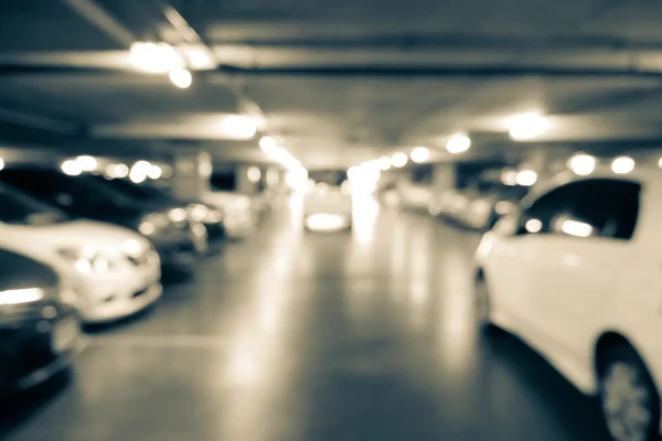 Estacionamiento desenfocado con coches —  Fotos de Stock