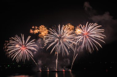 şaşırtıcı havai fişek gösterisi