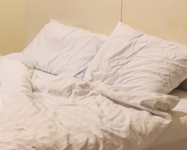  Beyaz Yatak çarşaflar ve yastıklar