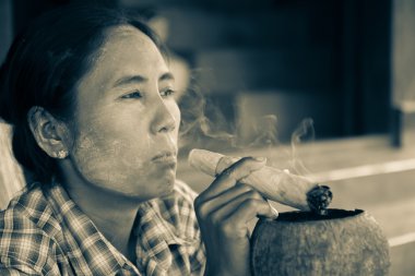 Sigara Asyalı kadın