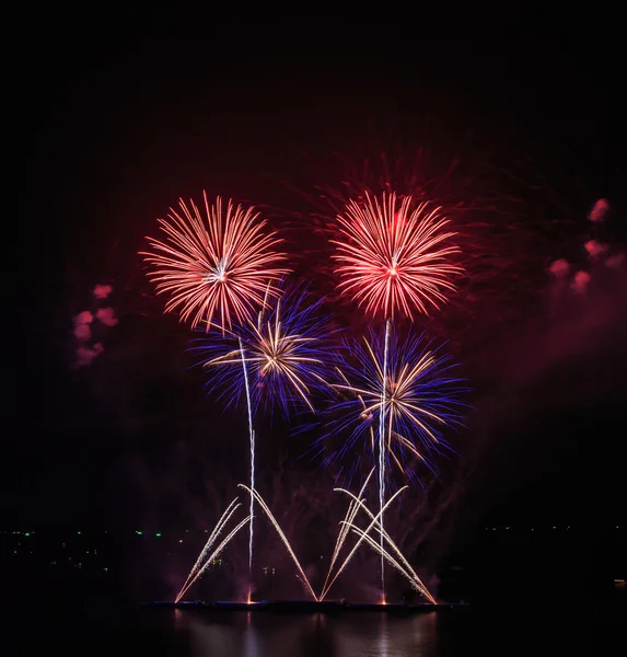 Increíble espectáculo de fuegos artificiales —  Fotos de Stock