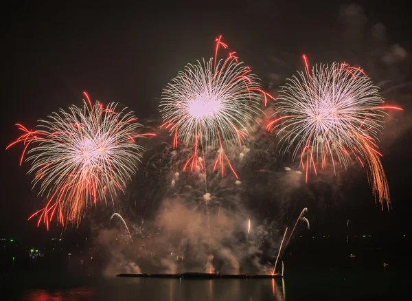 Increíble espectáculo de fuegos artificiales —  Fotos de Stock