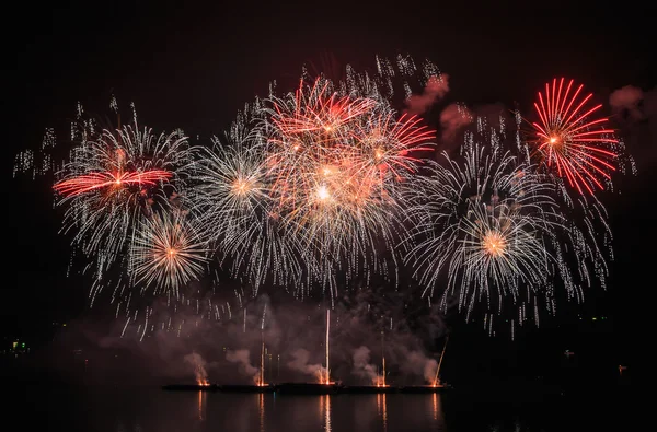 Increíble espectáculo de fuegos artificiales — Foto de Stock