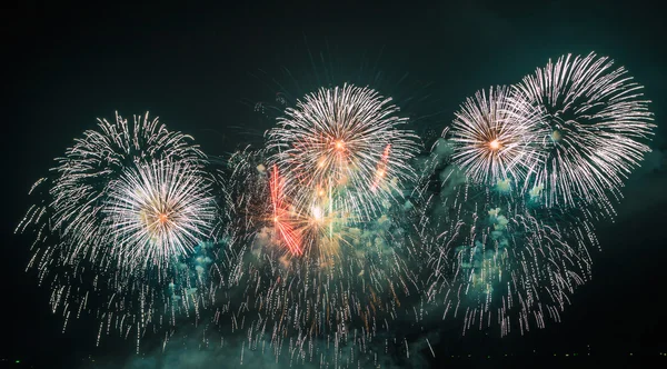 Increíble espectáculo de fuegos artificiales — Foto de Stock