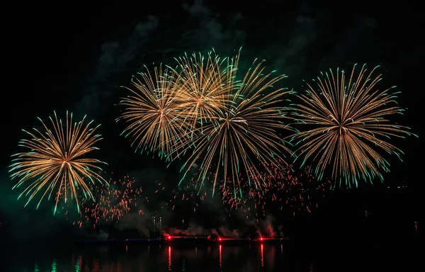 Increíble espectáculo de fuegos artificiales —  Fotos de Stock