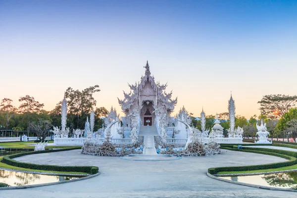 Wat Rong Khu templo tailandés —  Fotos de Stock