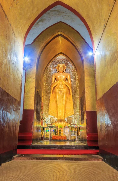 Budda w starej świątyni — Zdjęcie stockowe