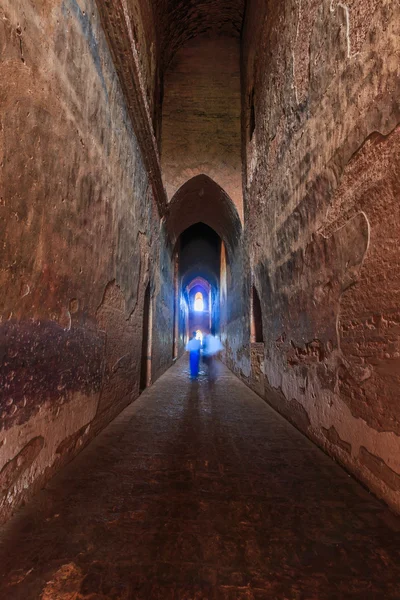 Ancient walkway tunnel — Stock Photo, Image