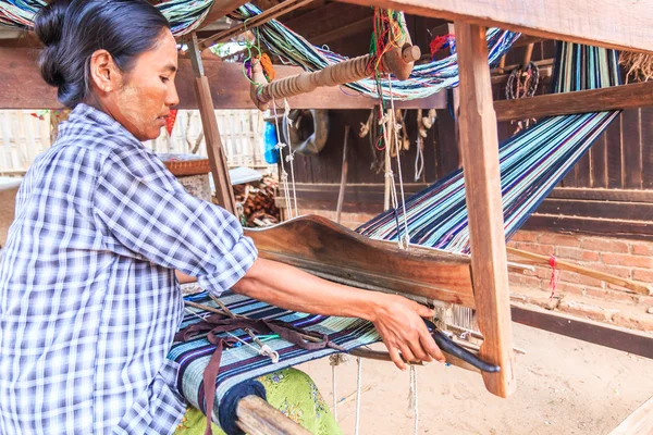 Traditional weaving technology — Stock Photo, Image