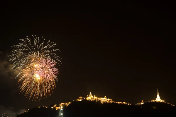 Vuurwerk in jaarlijkse Phetchaburi Province — Stockfoto