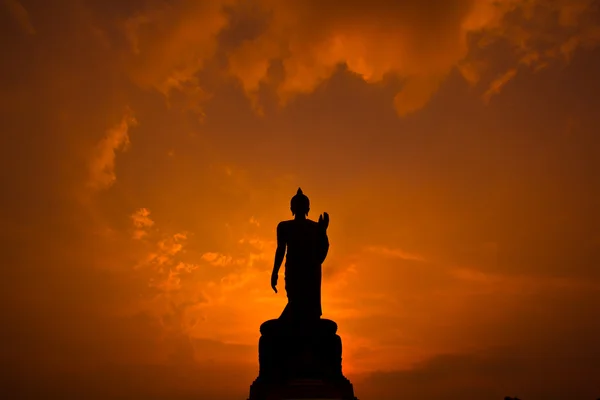 Günbatımı üzerinde Buda heykeli — Stok fotoğraf