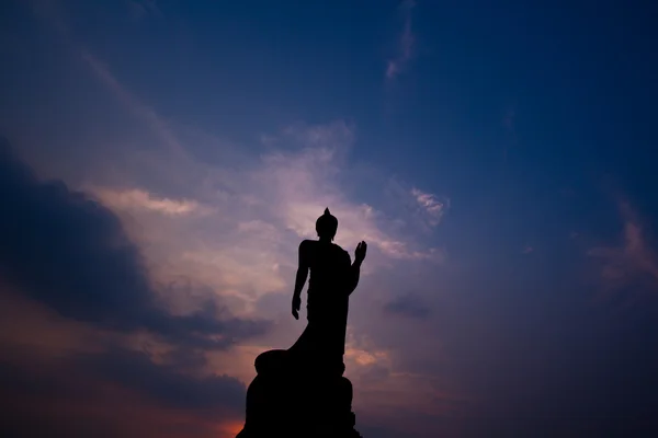 Günbatımı üzerinde Buda heykeli — Stok fotoğraf