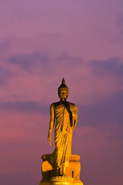 Buddha-Statue bei Sonnenuntergang — Stockfoto