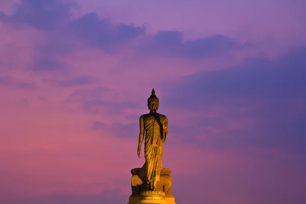 Günbatımı üzerinde Buda heykeli — Stok fotoğraf