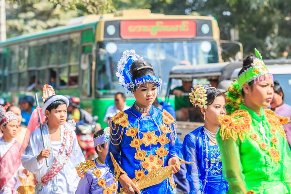 Częścią święceń w Mandalaj, Myanmar — Zdjęcie stockowe