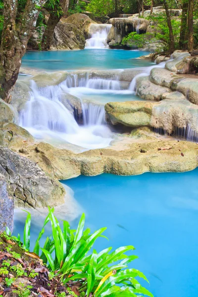 Cascada y corriente azul — Foto de Stock