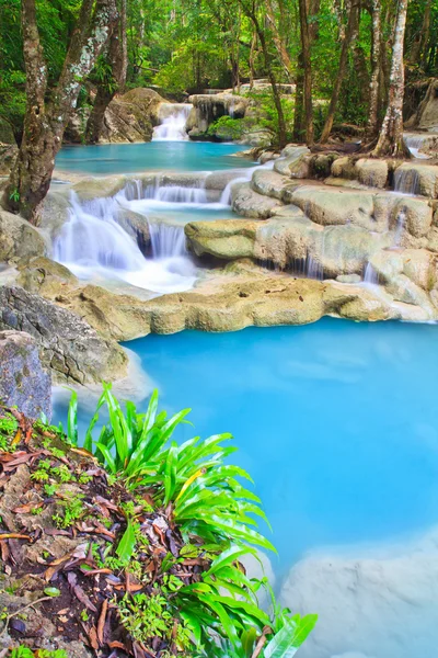 Cascada y corriente azul —  Fotos de Stock