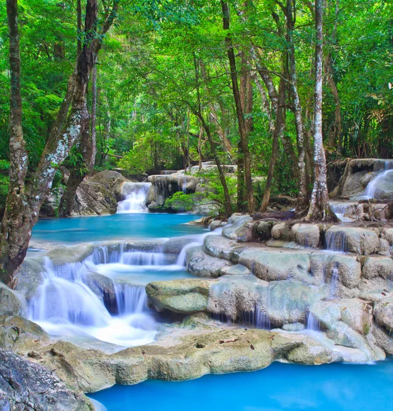 Водопад и голубой поток — стоковое фото