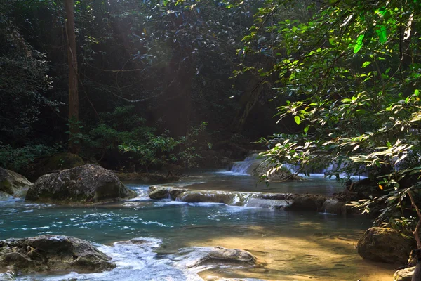 Bella cascata nella foresta in Thailandia — Foto Stock