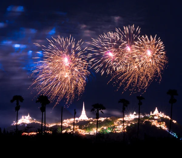 Hermosos fuegos artificiales por la noche — Foto de Stock