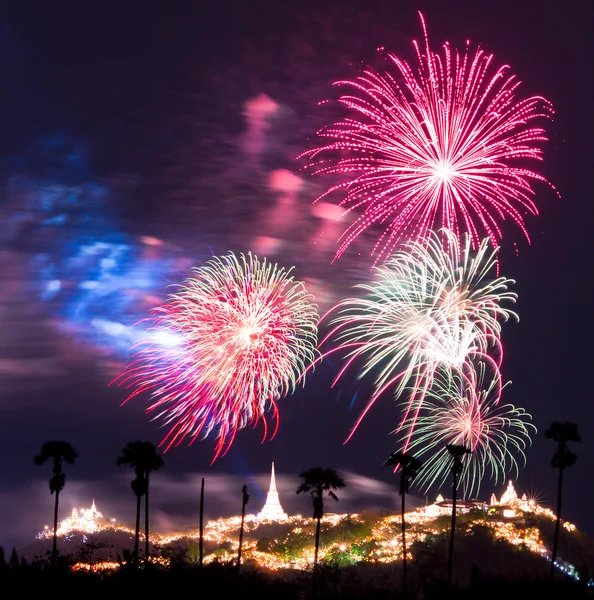 Prachtig vuurwerk 's nachts — Stockfoto