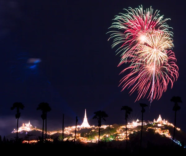 Hermosos fuegos artificiales por la noche — Foto de Stock