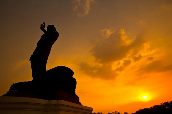 Buddha på vacker solnedgång — Stockfoto