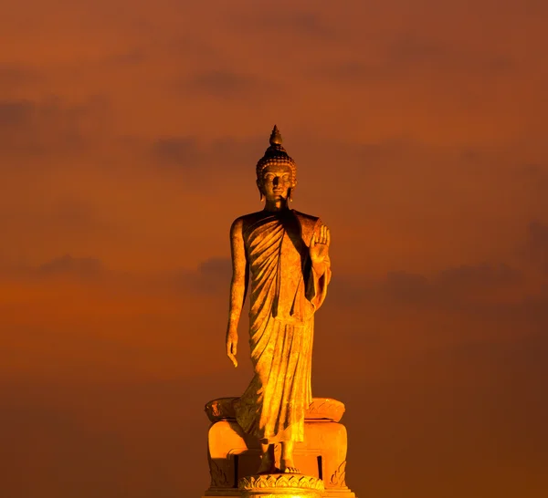 Buddha på vacker solnedgång — Stockfoto