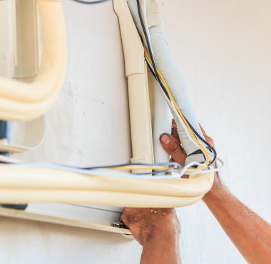 Klima teknisyeni iş başında