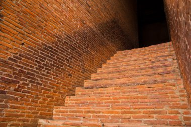 Kırmızı tuğla merdiven