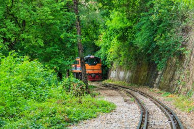 Tünel kanjanaburi çalışan tren
